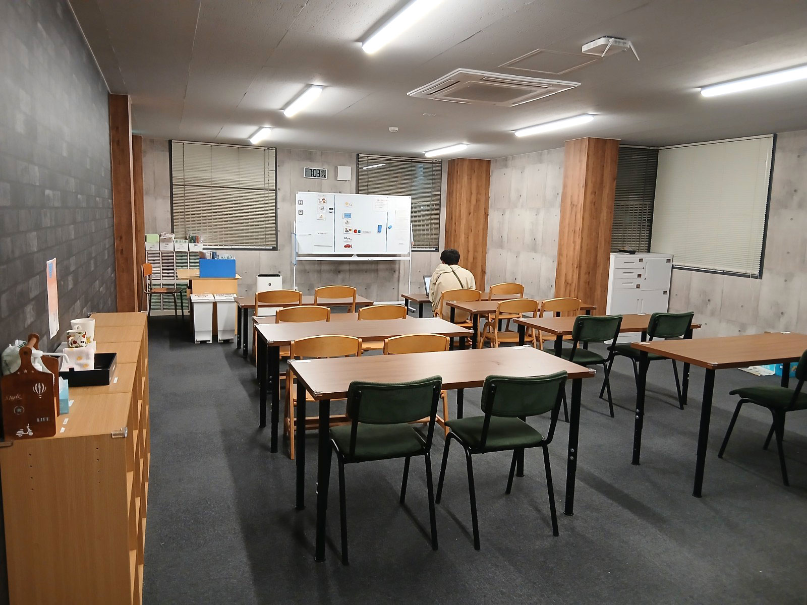 スタディ若里の内観